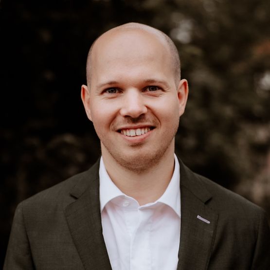 Porträt Bjarne Regenbrecht, Experte für CO₂-Logistik & Wasserstofflogistik bei DB Cargo BTT