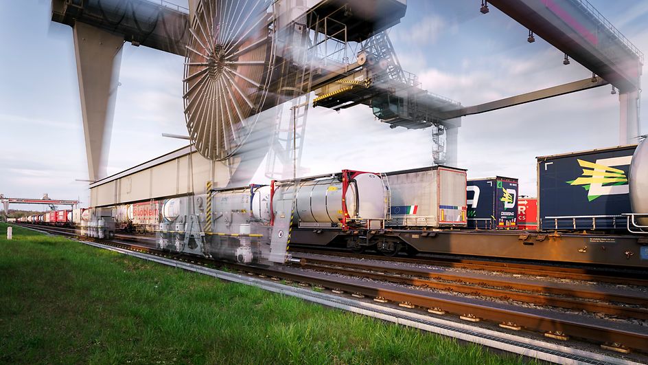 Tankcontainer und Trailer im Umschlagterminal