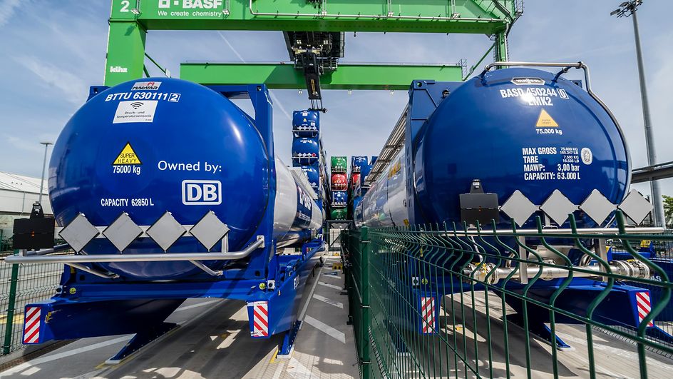 Zwei 45-Fuß-Tank-Container auf dem Gelände von BASF