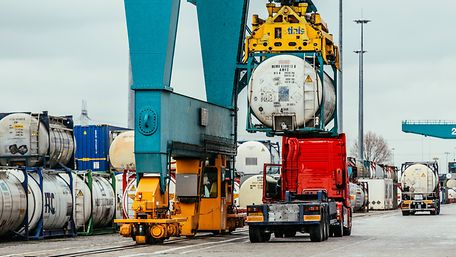 Umschlag eines Tank-Containers im Umschlagterminal