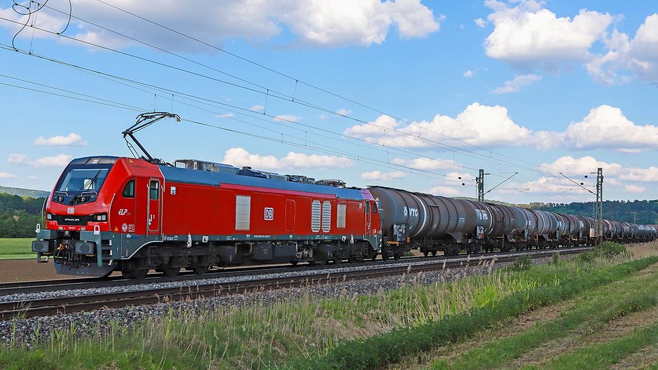 EuroDual locomotive with tank wagons