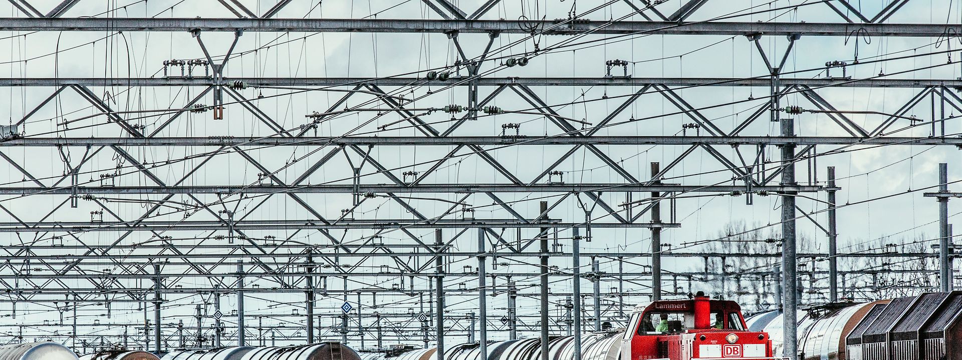 Kesselwagen stehen auf Gleisen bei RSC Rotterdam