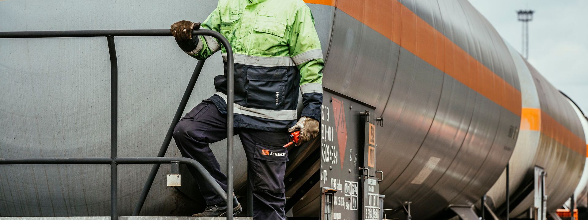 Ein Rangierführer auf einem Gaswaggon. 