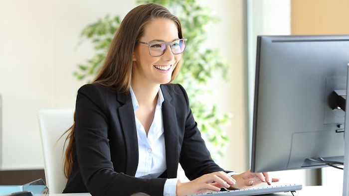 Human Resources Manager vor Bildschirm.