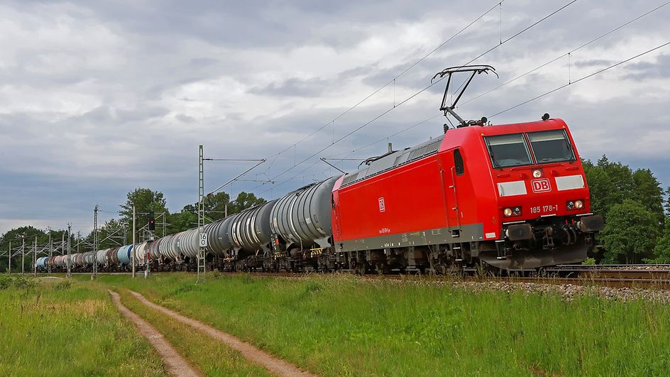 Güterzug mit Kesselwagen und DB Cargo-Lok