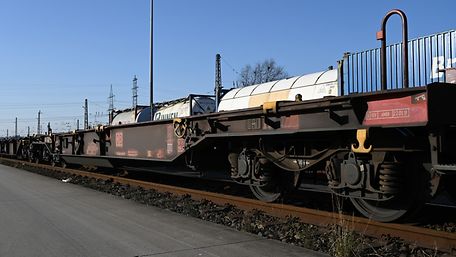 Container waggons on a buffer track