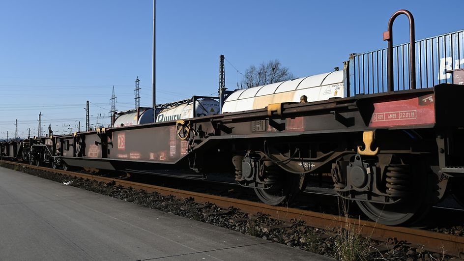 Container waggons on a buffer track