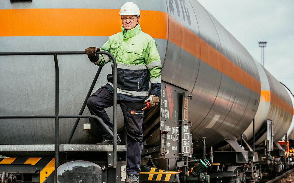 Ein Rangierführer auf einem Gaswaggon. 