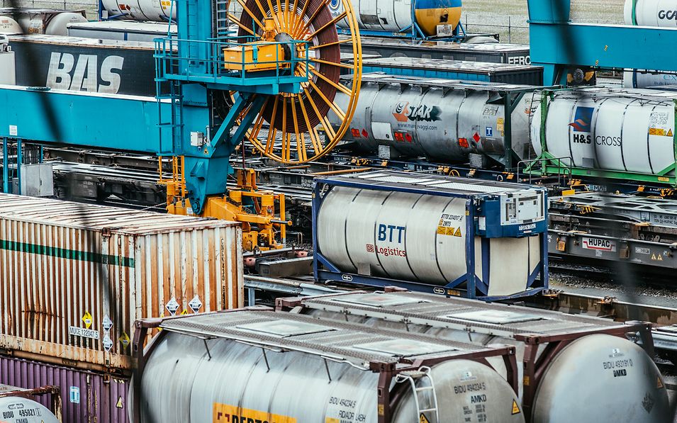 Containerterminal mit einem Tankcontainer der DB Cargo BTT.