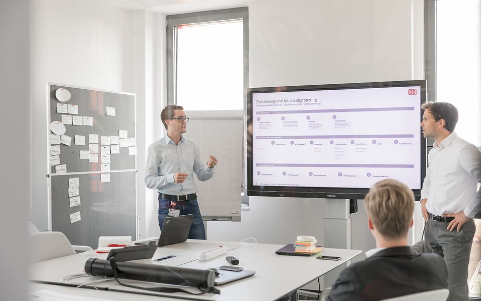 Drei Mitarbeiter in einem Projektmeeting