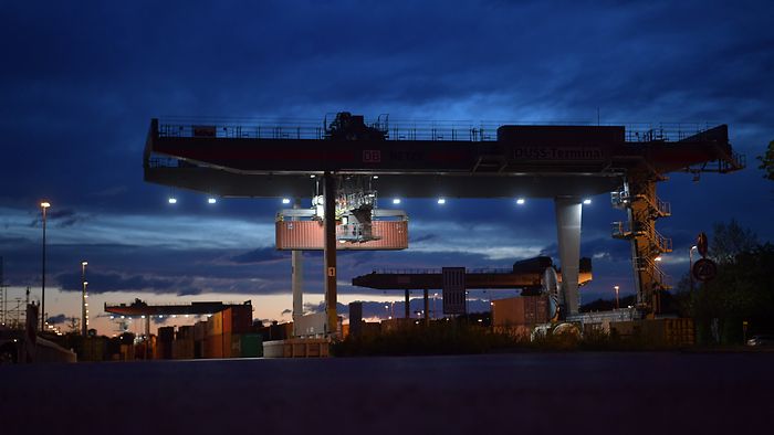 Containerumladung auf Terminal bei Nacht
