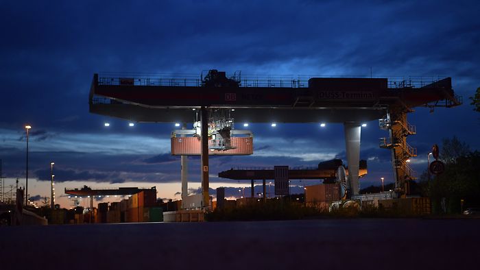 Containerumladung auf Terminal bei Nacht