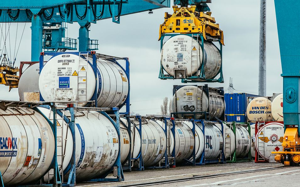 Diverse Tankcontainer im Depot eines Umschlagterminals.