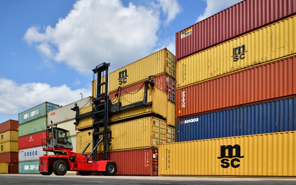Reachstaker stapelt Container