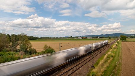 Ein Shuttle-Zug fährt schnell durch die Landschaft.