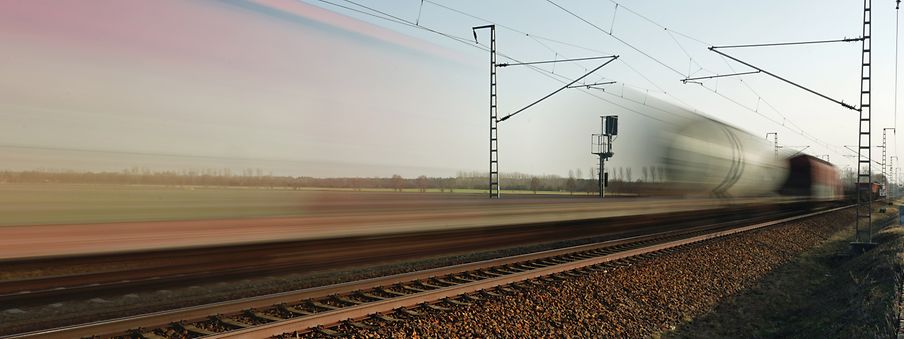 Zug fährt schnell vorbei