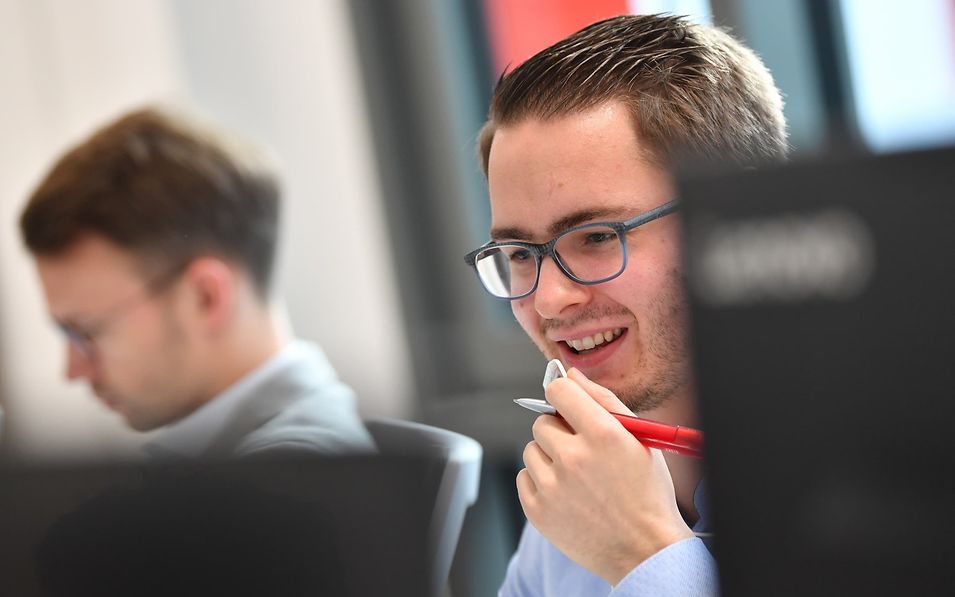Ein Transport Manager telefoniert mit einem Kunden.