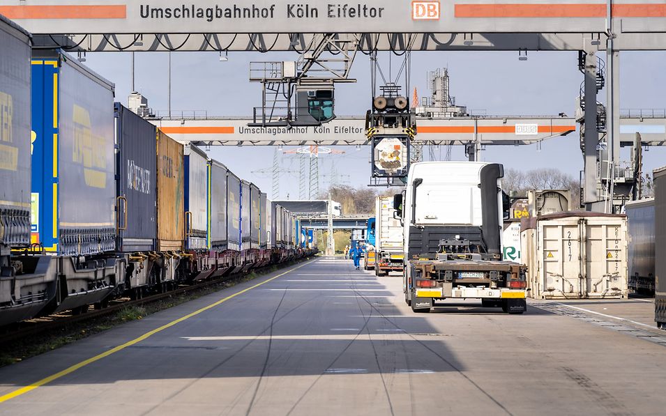 Umschlag eines Tankcontainers im Umschlagbahnhof Köln Eifeltor