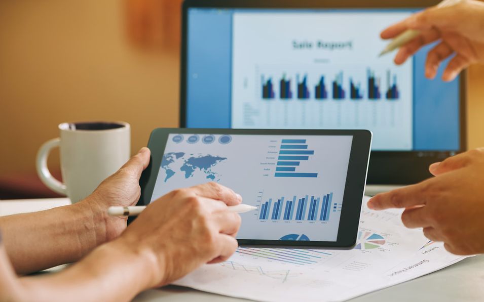 Mitarbeiter erstellt Analyse in Form eines Dashboards.