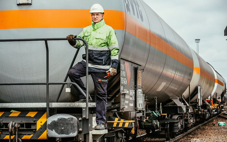 Ein Rangierbegleiter auf einem Gaswaggon.