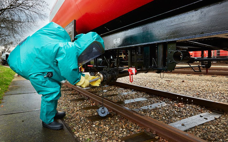 Mitarbeiter bei einem Sicherheitstraining am Gaswaggon.