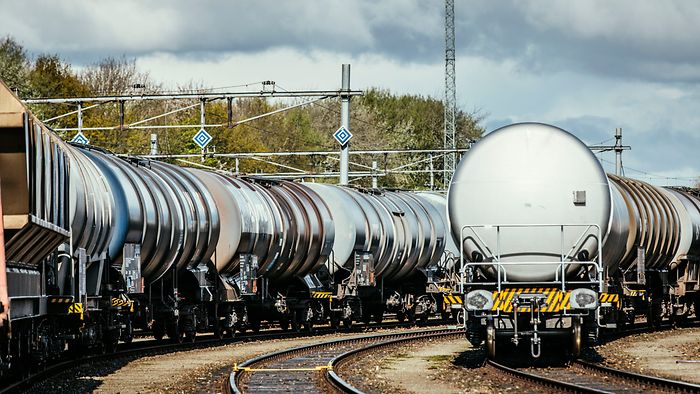 Kesselwagen stehen auf Abstellgleis