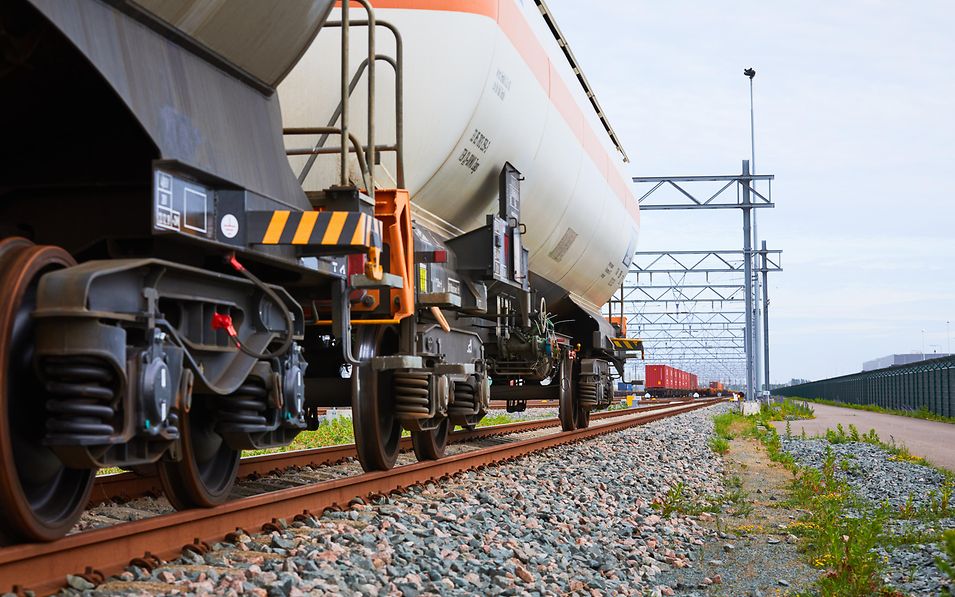 Ein Gaswagen auf der Schiene bei Einfahrt in den Güterbahnhof