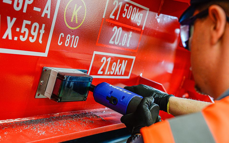 Telematikbox wird am Wagen angebracht