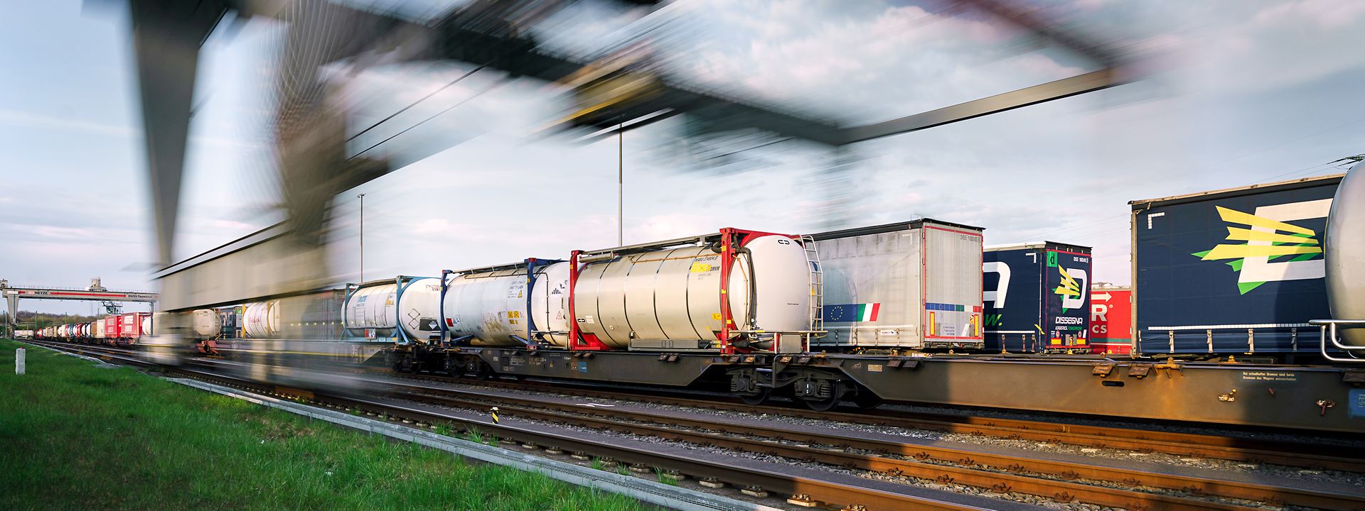 Tankcontainer auf Gleisen mit Geschwindigkeit