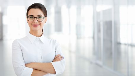 Junge Frau in weißer Bluse.