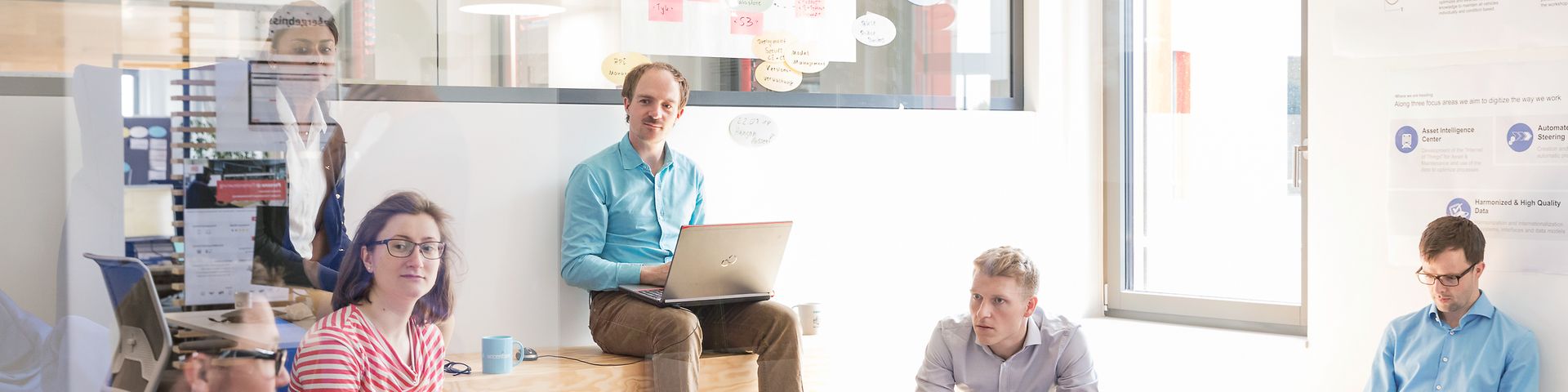 Junge Mitarbeiter:innen in Projektraum