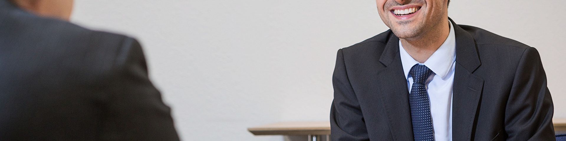 Zwei Männer sitzen sich gegenüber