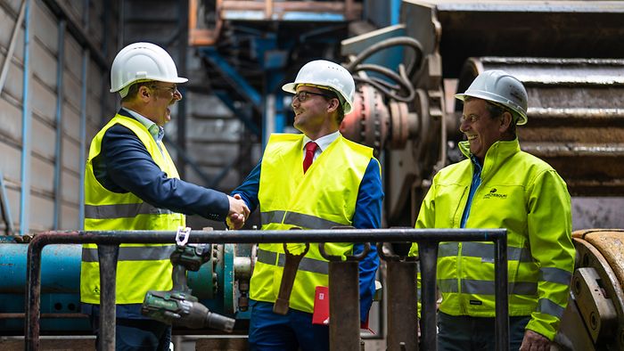 DB Cargo Mitarbeiter Management in gelben Warnwesten begrüßen sich