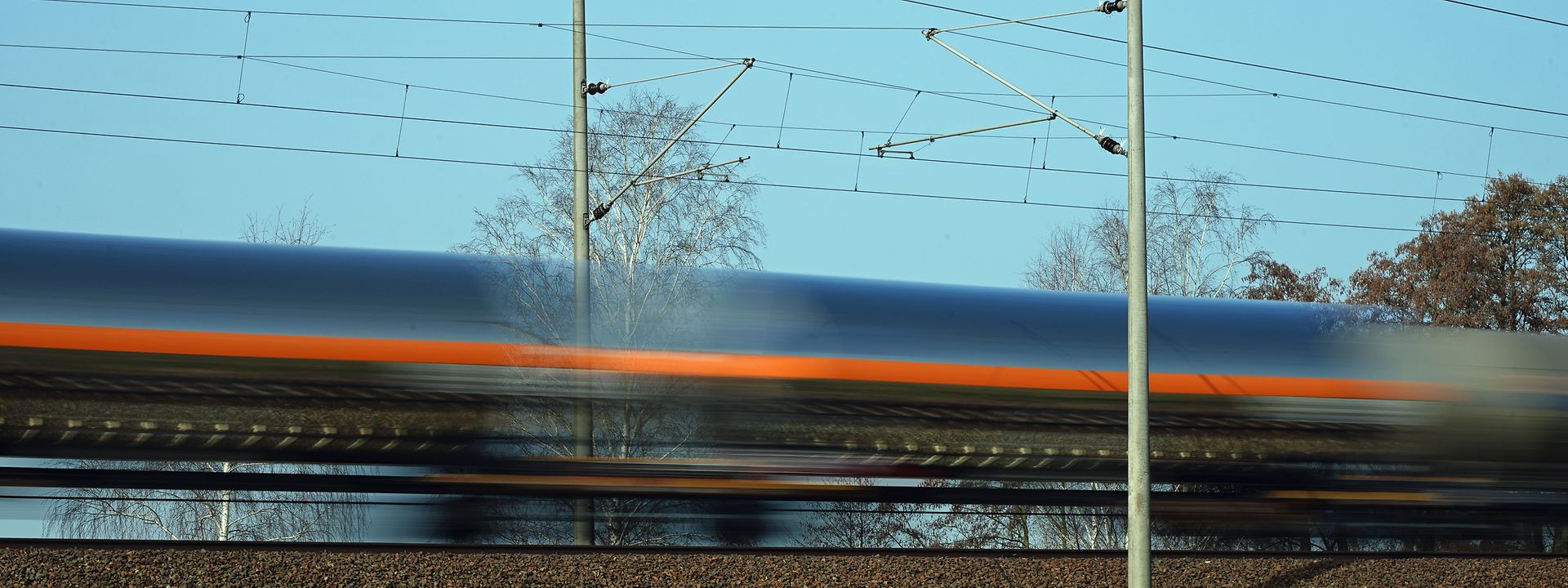 Schnell vorbeifahrender Zug mit Gaswaggons.