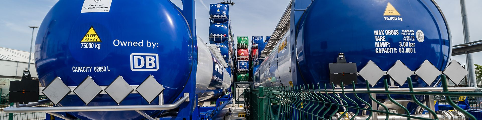 Zwei 45-Fuß-Tank-Container auf dem Gelände von BASF