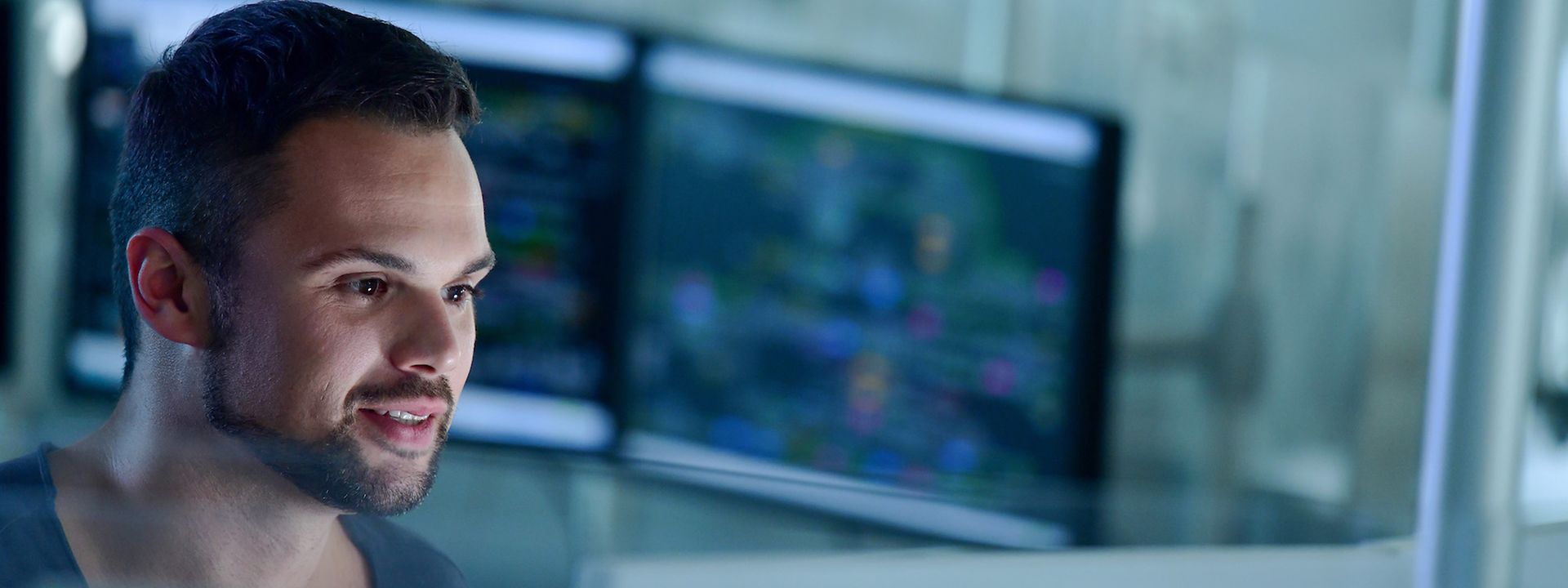 DB Cargo employees in front of desktop screens