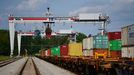 A container is transhipped from a stationary train at Burghausen multimodal terminal