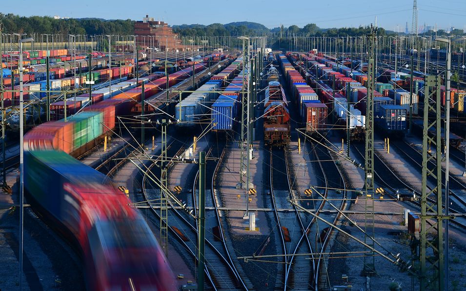 A train departing the Maschen shunting yard