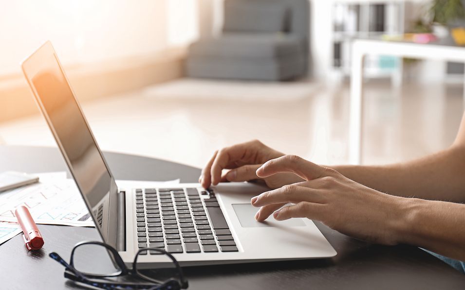 Applicant typing on a laptop.